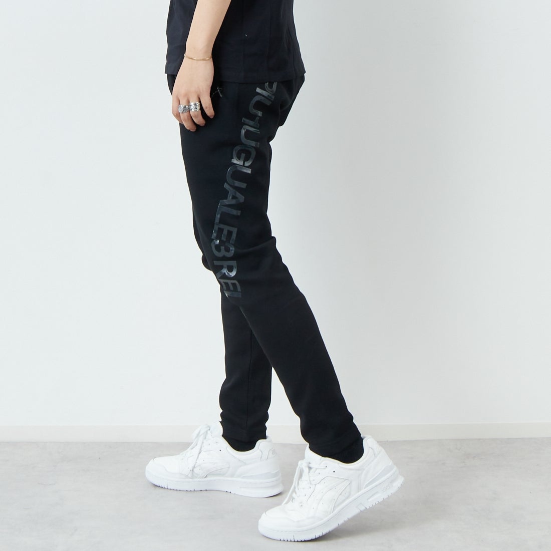 1PIU1UGUALE3 RELAX [ウノ ピゥ ウノ ウグァーレ トレ] トレーニングパンツ [USB-25001] SN90 BLACK &&モデル身長：179cm 着用サイズ：L&&