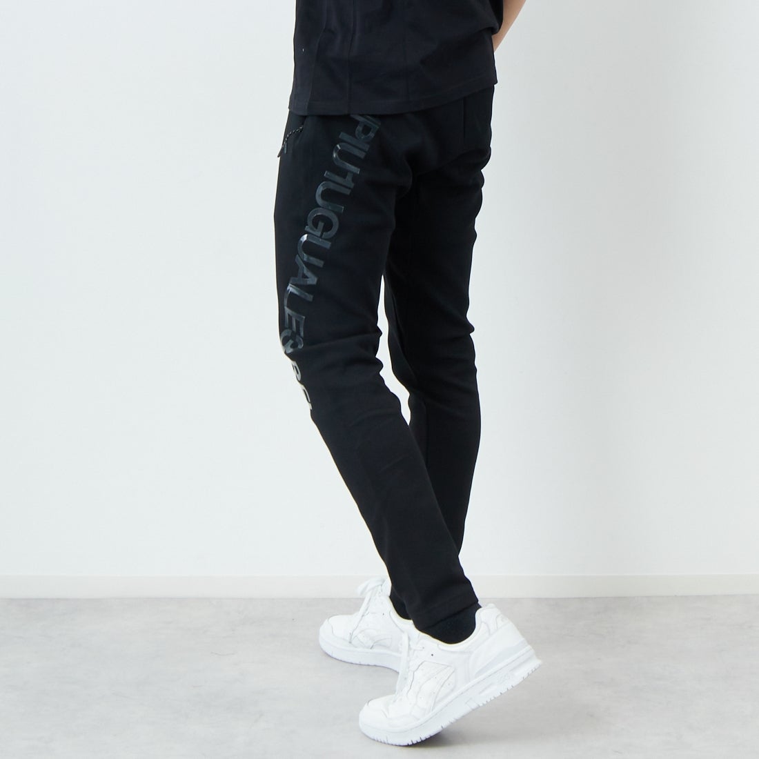 1PIU1UGUALE3 RELAX [ウノ ピゥ ウノ ウグァーレ トレ] トレーニングパンツ [USB-25001] SN90 BLACK &&モデル身長：179cm 着用サイズ：L&&