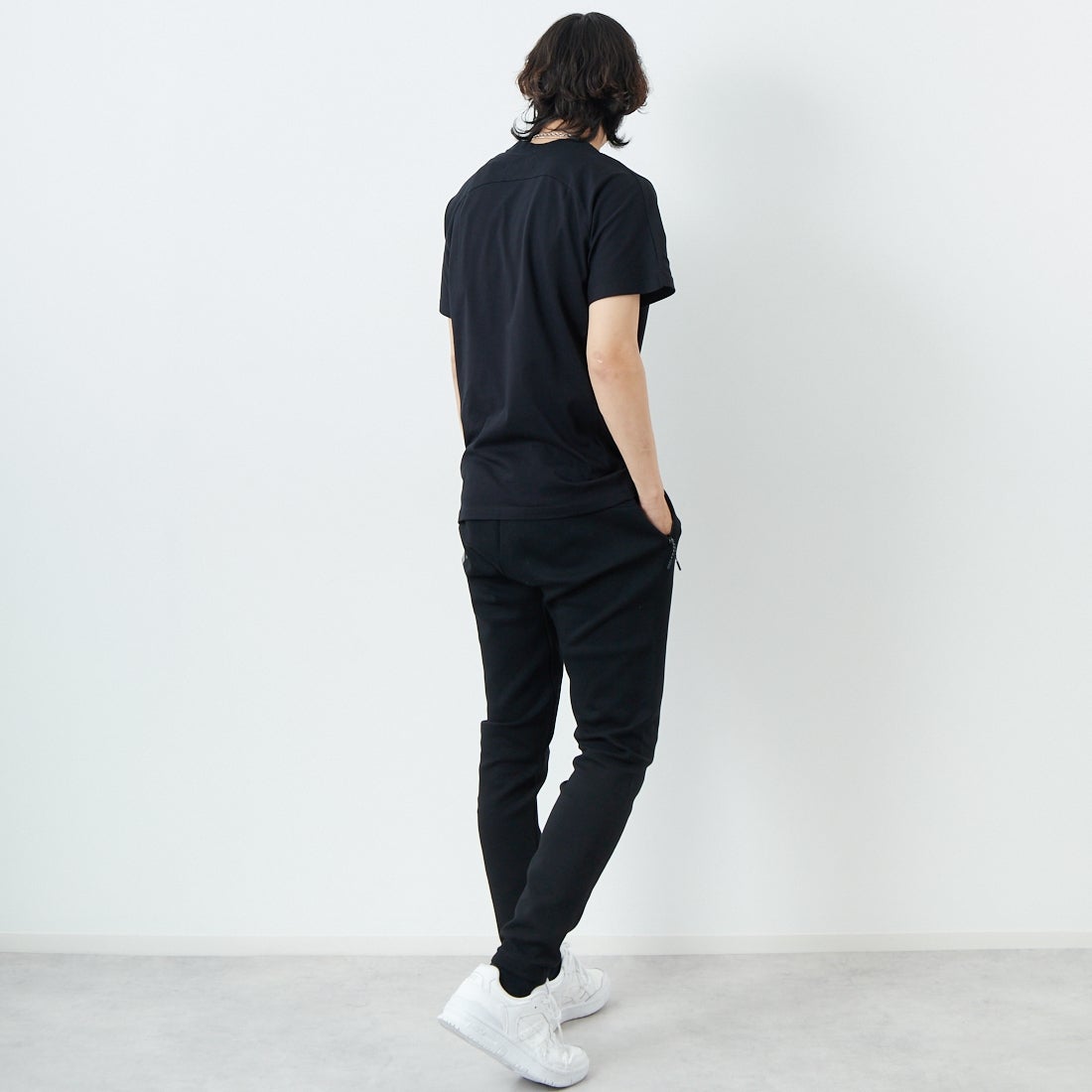 1PIU1UGUALE3 RELAX [ウノ ピゥ ウノ ウグァーレ トレ] トレーニングパンツ [USB-25001] SN90 BLACK &&モデル身長：179cm 着用サイズ：L&&