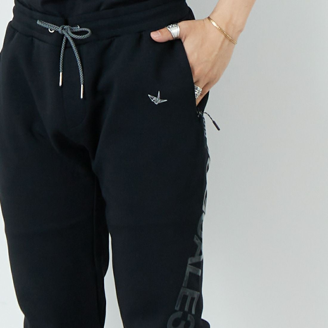 1PIU1UGUALE3 RELAX [ウノ ピゥ ウノ ウグァーレ トレ] トレーニングパンツ [USB-25001] SN90 BLACK