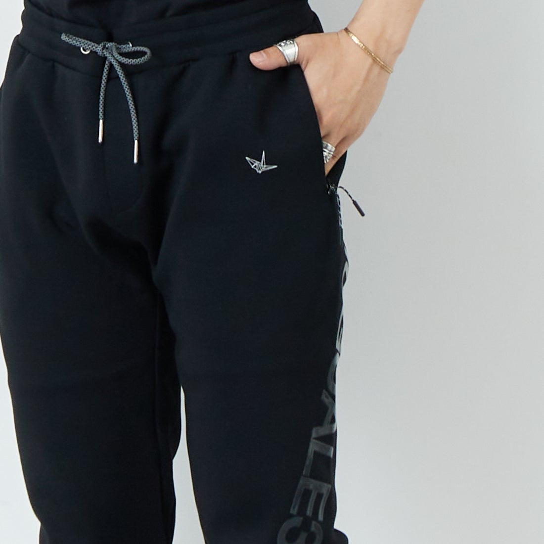 1PIU1UGUALE3 RELAX [ウノ ピゥ ウノ ウグァーレ トレ] トレーニングパンツ [USB-25001] SN90 BLACK