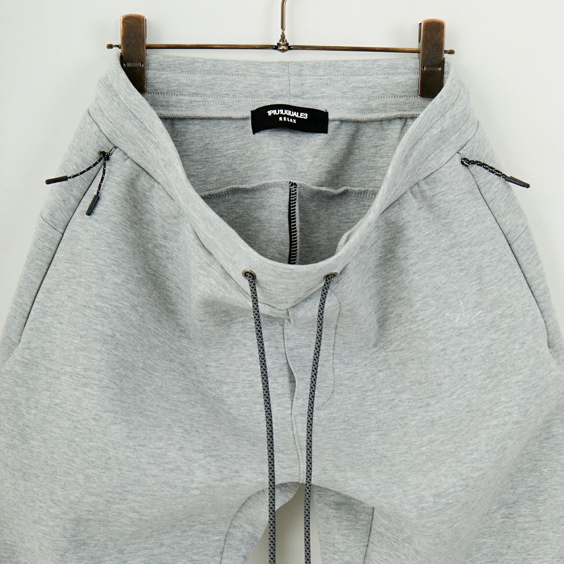 1PIU1UGUALE3 RELAX [ウノ ピゥ ウノ ウグァーレ トレ] トレーニングパンツ [USB-25001] SN80 GRAY