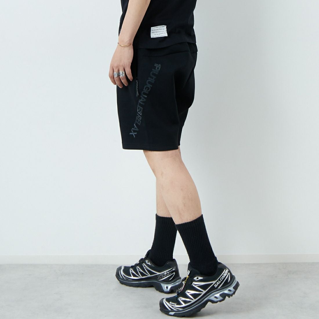 1PIU1UGUALE3 RELAX [ウノ ピゥ ウノ ウグァーレ トレ] トレーニングショーツ [USB-25002] SN90 BLACK &&モデル身長：179cm 着用サイズ：XL&&