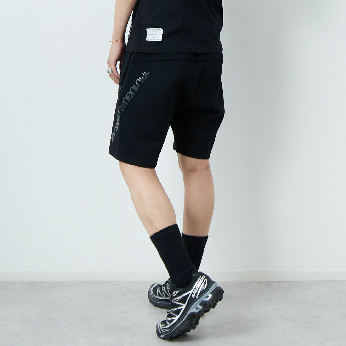 1PIU1UGUALE3 RELAX [ウノ ピゥ ウノ ウグァーレ トレ] トレーニングショーツ [USB-25002] SN90 BLACK &&モデル身長：179cm 着用サイズ：XL&&