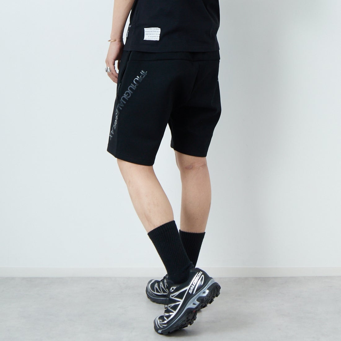 1PIU1UGUALE3 RELAX [ウノ ピゥ ウノ ウグァーレ トレ] トレーニングショーツ [USB-25002] SN90 BLACK &&モデル身長：179cm 着用サイズ：XL&&