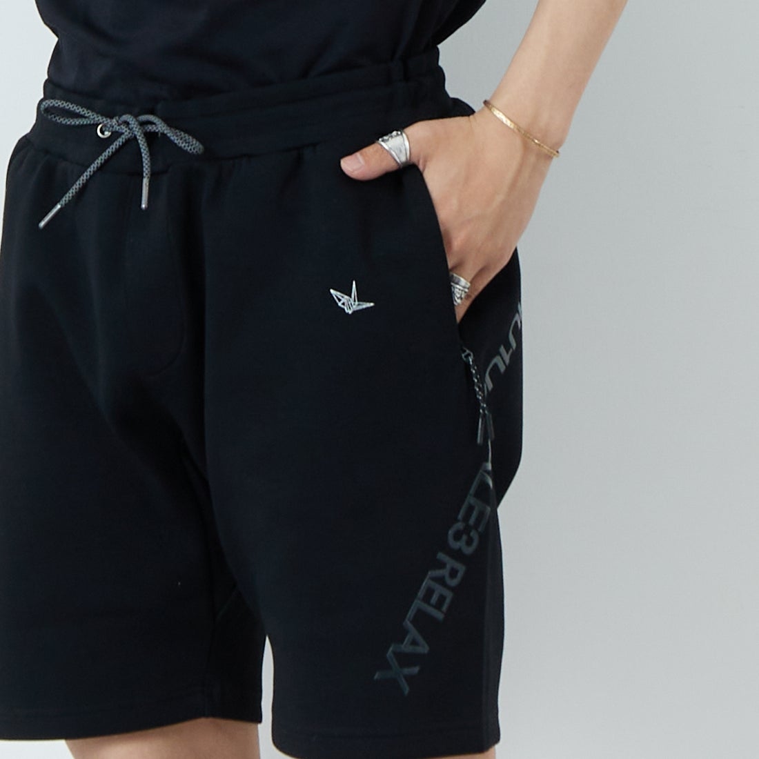 1PIU1UGUALE3 RELAX [ウノ ピゥ ウノ ウグァーレ トレ] トレーニングショーツ [USB-25002] SN90 BLACK &&モデル身長：179cm 着用サイズ：XL&&