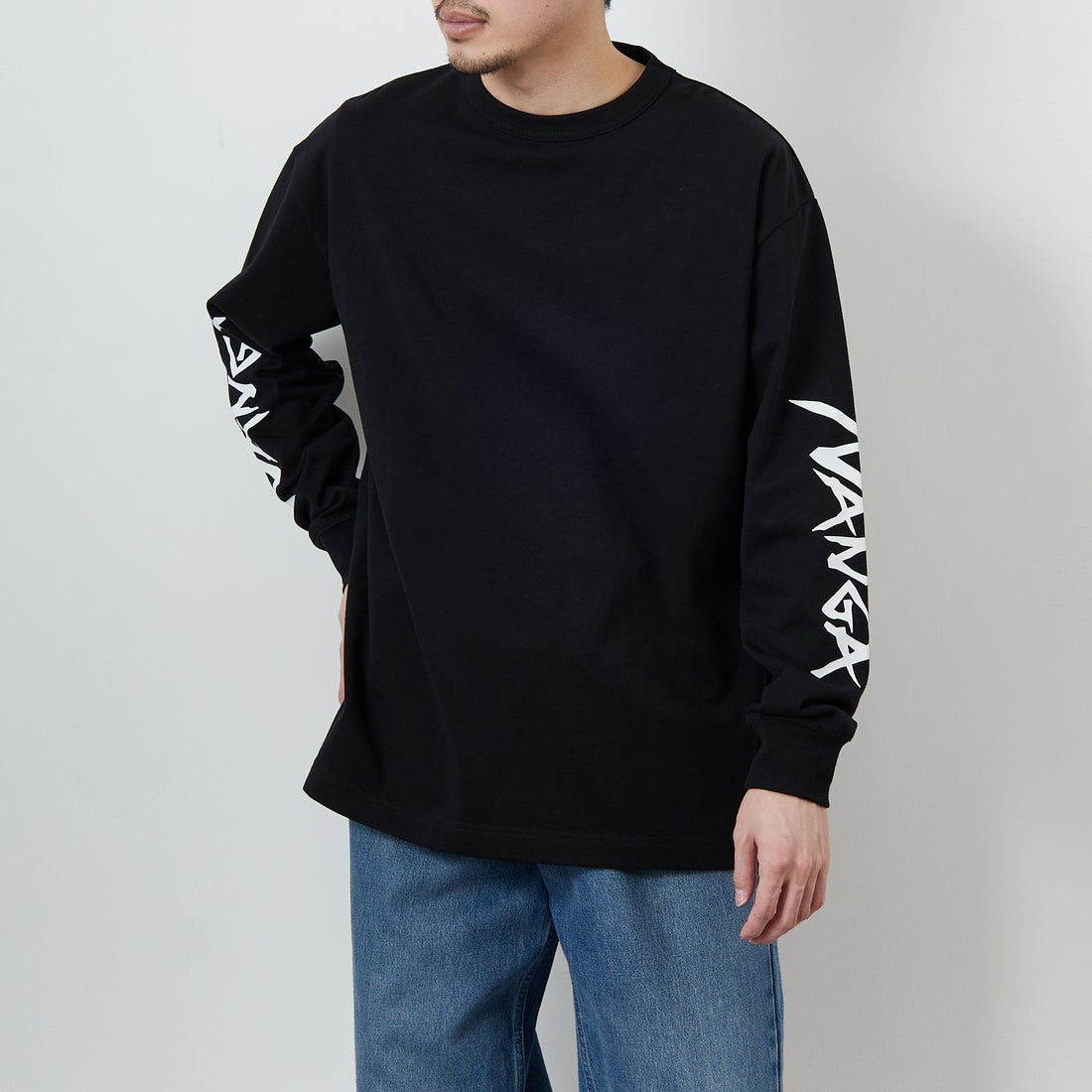 NANGA [ナンガ] エコハイブリッド スリーブロゴTシャツ [N2500-1L030A] BLK &&モデル身長：168cm 着用サイズ：M&&