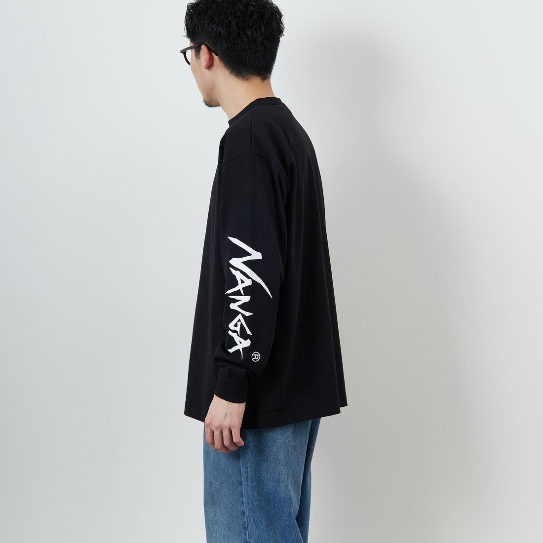 NANGA [ナンガ] エコハイブリッド スリーブロゴTシャツ [N2500-1L030A] BLK &&モデル身長：168cm 着用サイズ：M&&