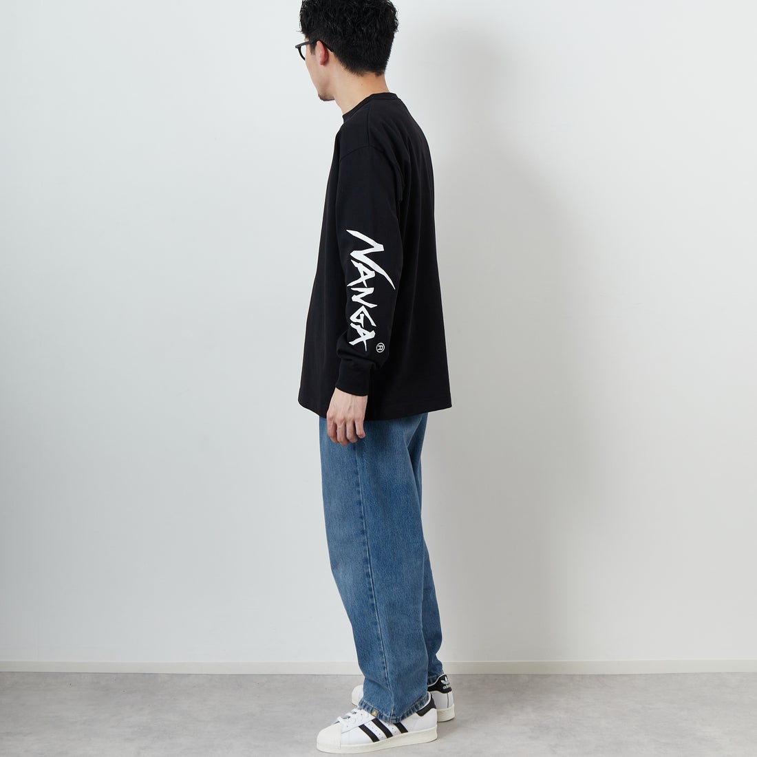 NANGA [ナンガ] エコハイブリッド スリーブロゴTシャツ [N2500-1L030A] BLK &&モデル身長：168cm 着用サイズ：M&&