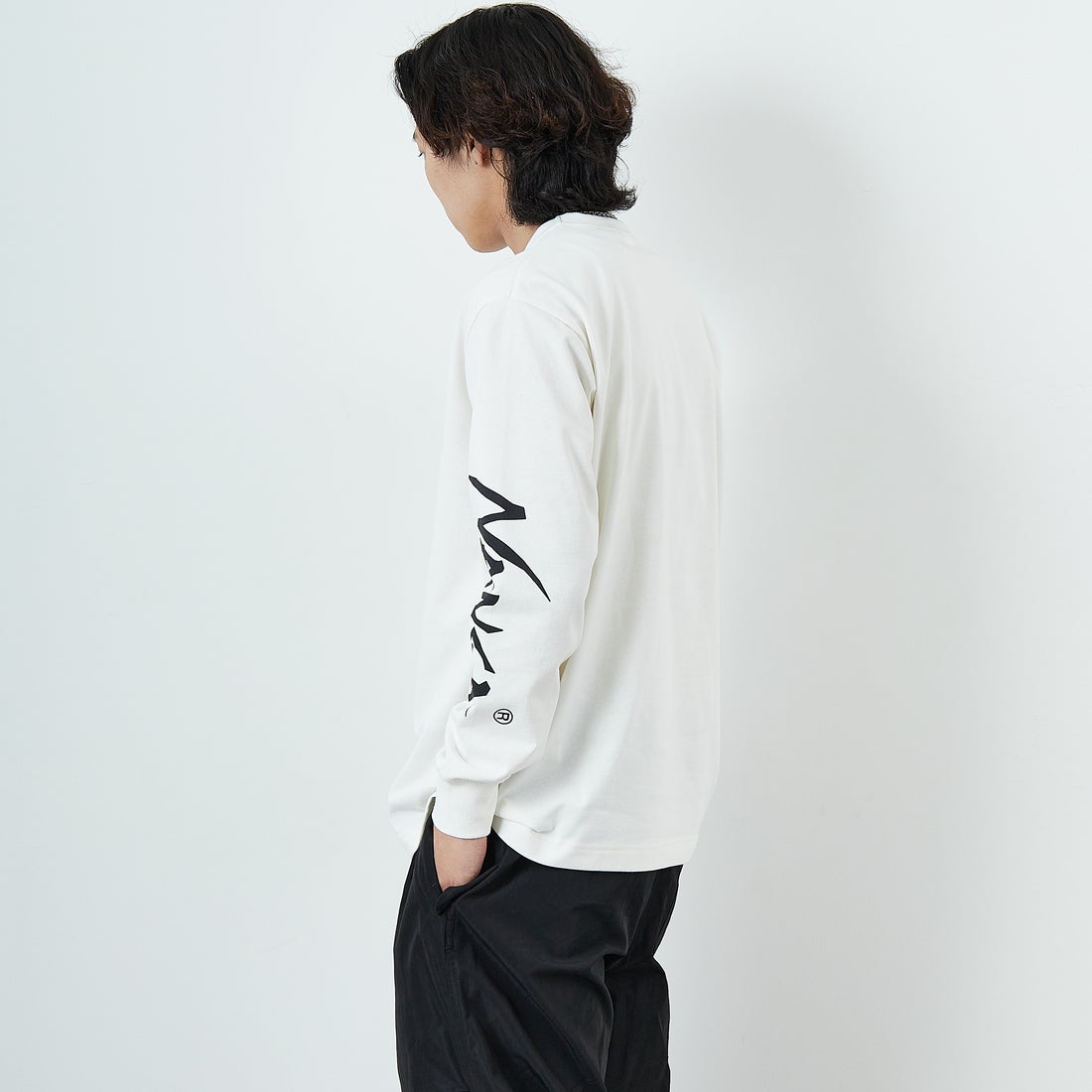 NANGA [ナンガ] エコハイブリッド スリーブロゴTシャツ [N2500-1L030A] WHT &&モデル身長：179cm 着用サイズ：M&&