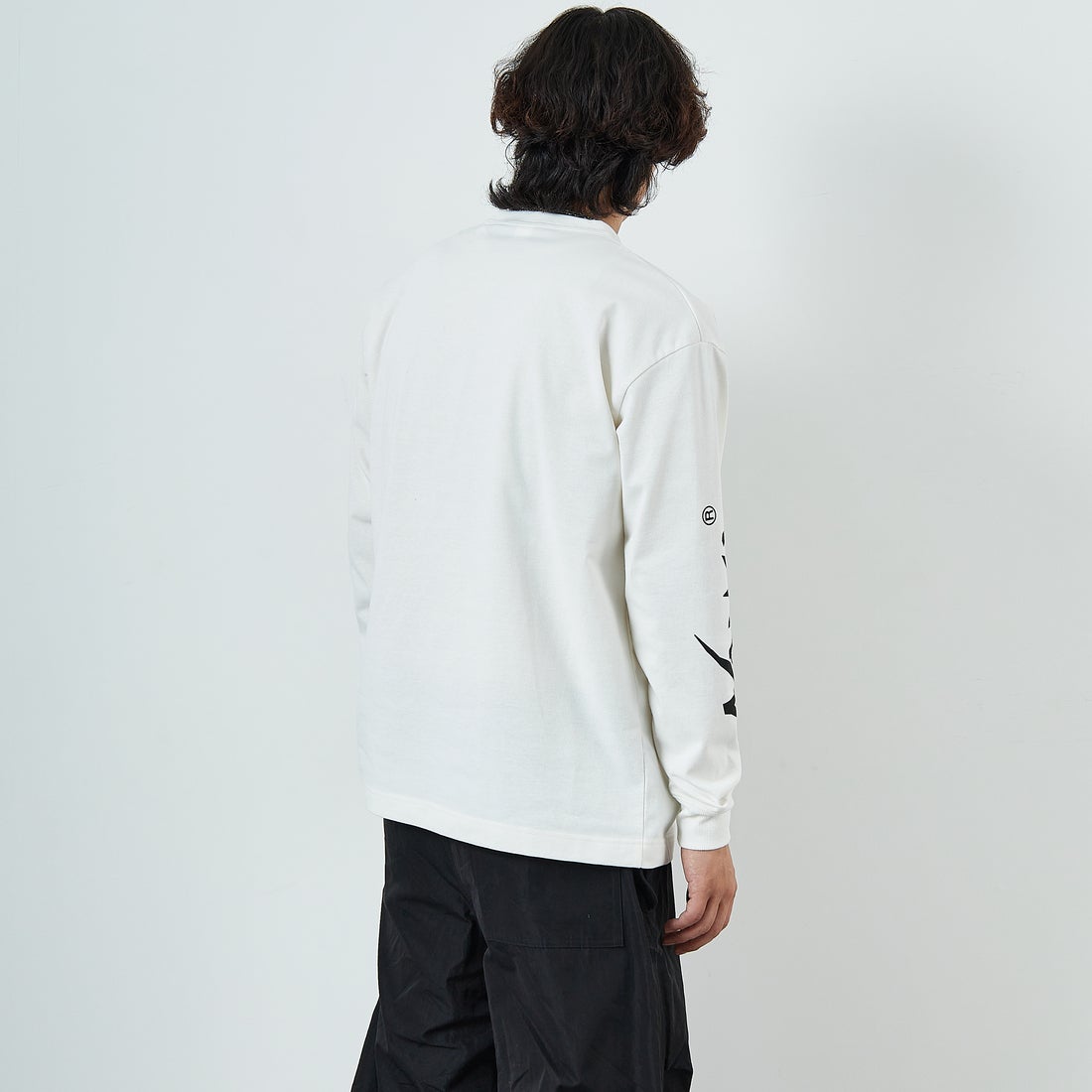 NANGA [ナンガ] エコハイブリッド スリーブロゴTシャツ [N2500-1L030A] WHT &&モデル身長：179cm 着用サイズ：M&&