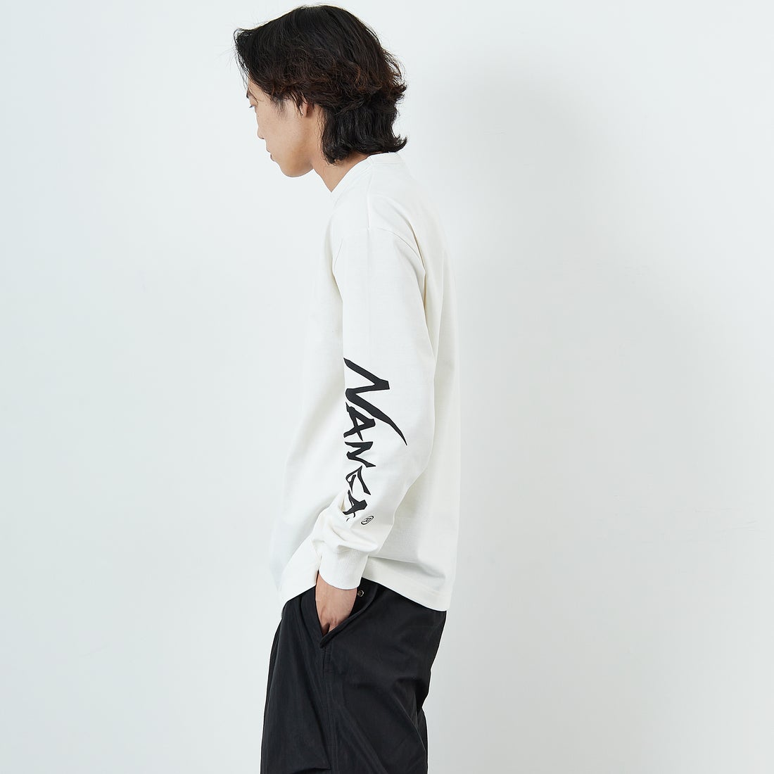 NANGA [ナンガ] エコハイブリッド スリーブロゴTシャツ [N2500-1L030A] WHT &&モデル身長：179cm 着用サイズ：L&&