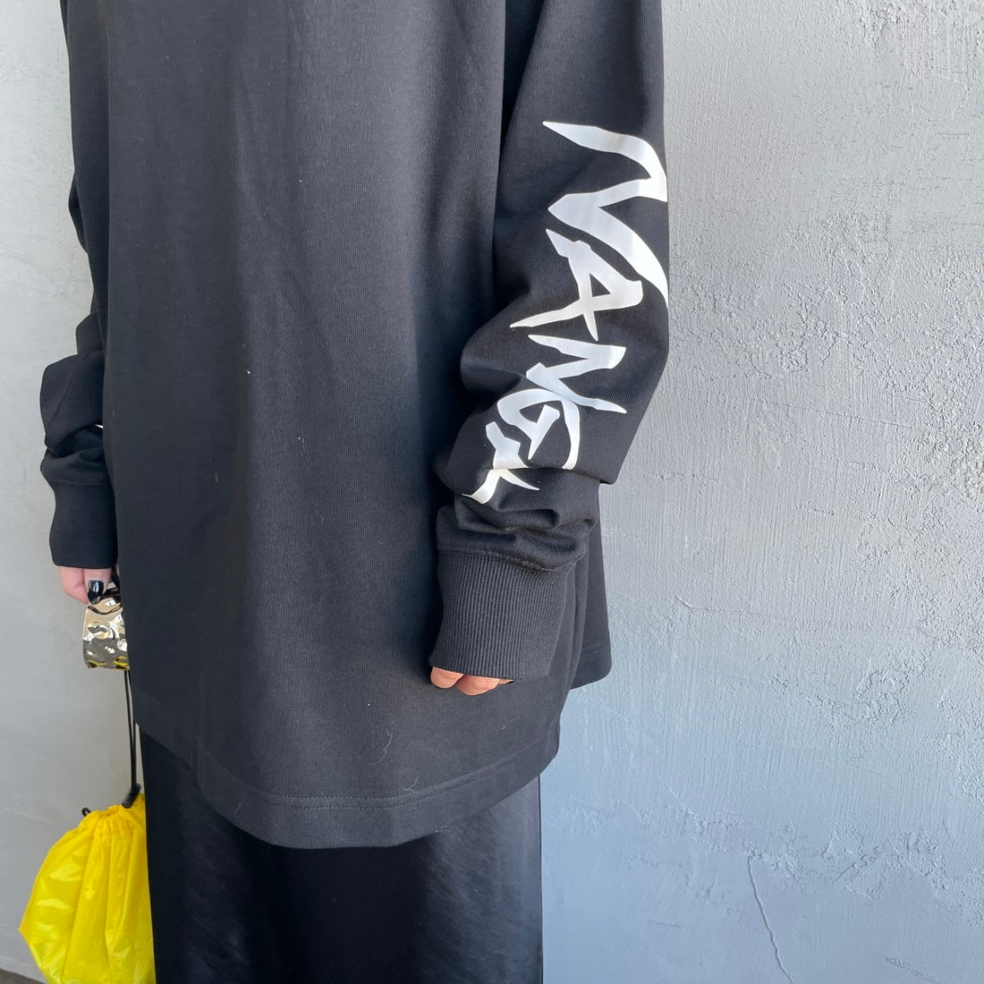 NANGA [ナンガ] エコハイブリッド スリーブロゴTシャツ [N2500-1L030A] BLK &&モデル身長：150cm 着用サイズ：S&&
