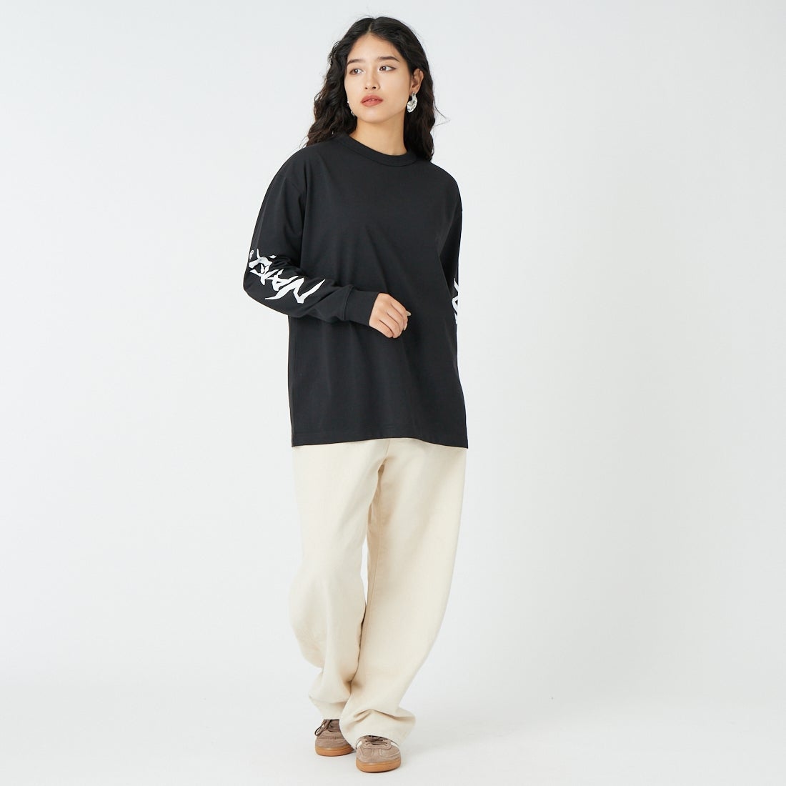 NANGA [ナンガ] エコハイブリッド スリーブロゴTシャツ [N2500-1L030A] BLK &&モデル身長：162cm 着用サイズ：S&&