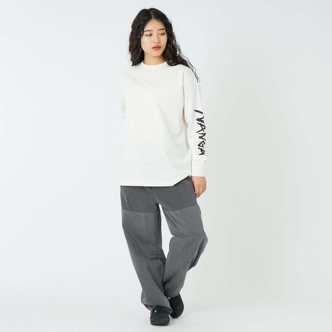 NANGA [ナンガ] エコハイブリッド スリーブロゴTシャツ [N2500-1L030A] WHT &&モデル身長：162cm 着用サイズ：S&&