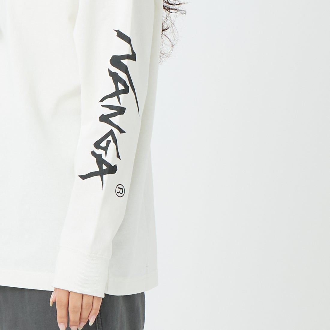 NANGA [ナンガ] エコハイブリッド スリーブロゴTシャツ [N2500-1L030A] WHT &&モデル身長：162cm 着用サイズ：S&&