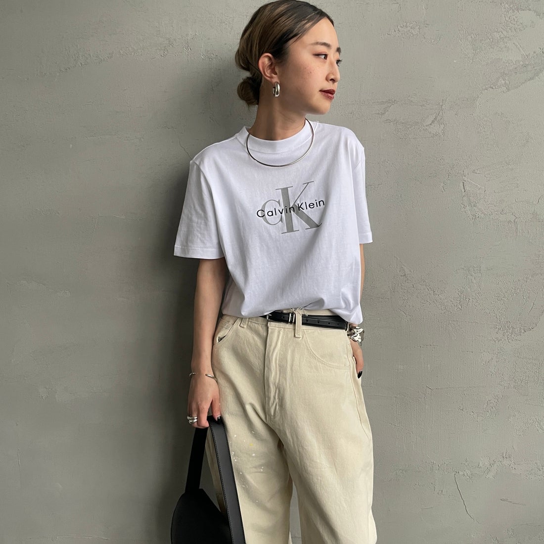 Calvin Klein [カルバンクライン] モノグラムクルーネックショートスリーブTシャツ [47B865G] YAA &&モデル身長：150cm 着用サイズ：XS&&