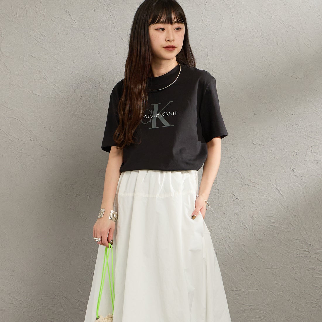 Calvin Klein [カルバンクライン] モノグラムクルーネックショートスリーブTシャツ [47B865G] UB1 &&モデル身長：150cm 着用サイズ：S&&