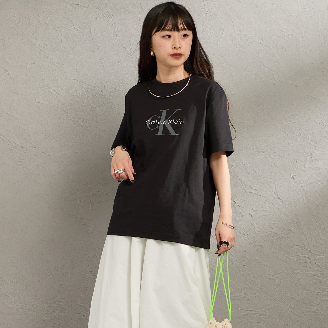 Calvin Klein [カルバンクライン] モノグラムクルーネックショートスリーブTシャツ [47B865G] UB1 &&モデル身長：150cm 着用サイズ：S&&