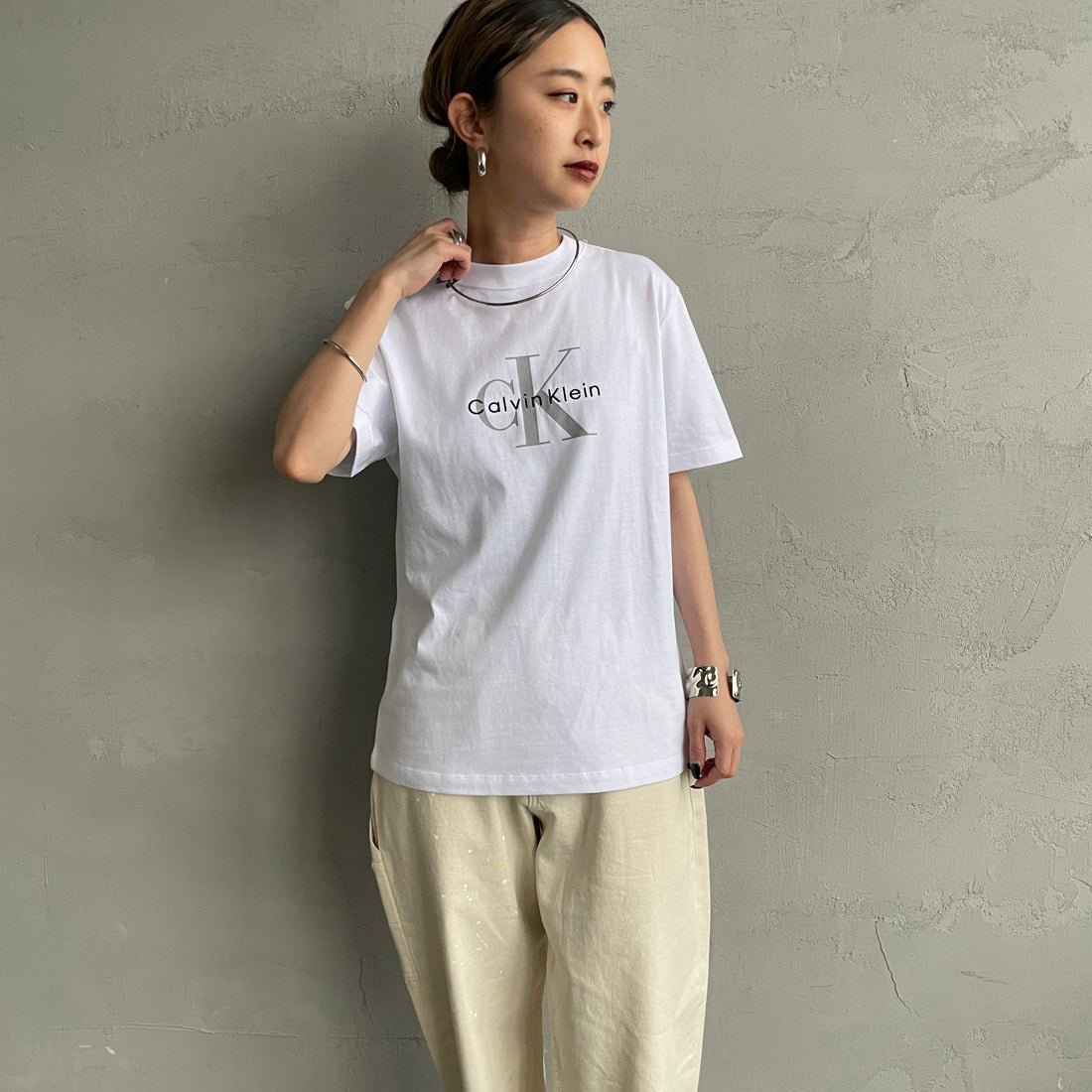 Calvin Klein [カルバンクライン] モノグラムクルーネックショートスリーブTシャツ [47B865G] YAA &&モデル身長：150cm 着用サイズ：XS&&