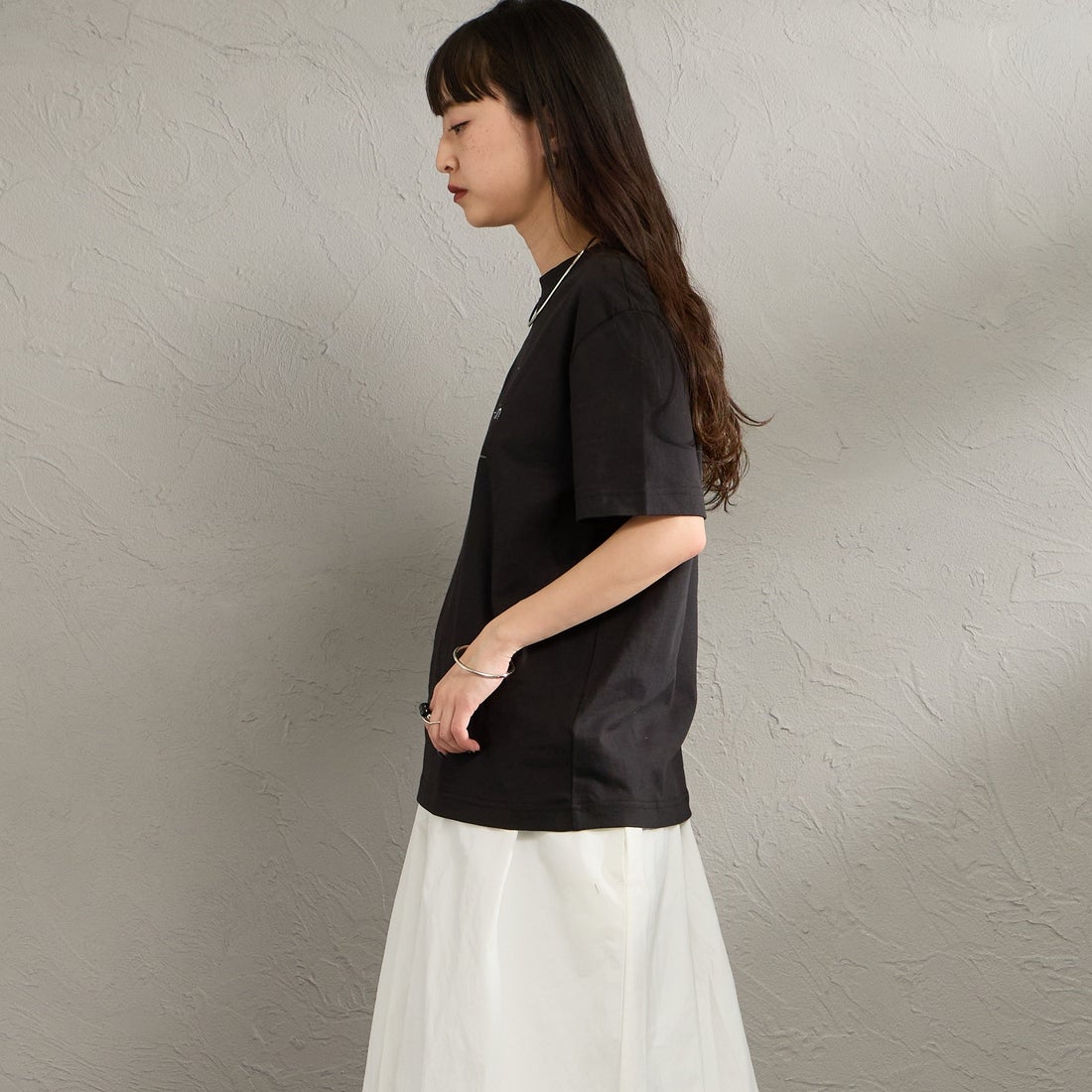 Calvin Klein [カルバンクライン] モノグラムクルーネックショートスリーブTシャツ [47B865G] UB1 &&モデル身長：150cm 着用サイズ：S&&