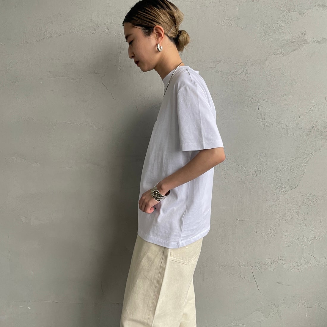 Calvin Klein [カルバンクライン] モノグラムクルーネックショートスリーブTシャツ [47B865G] YAA &&モデル身長：150cm 着用サイズ：XS&&