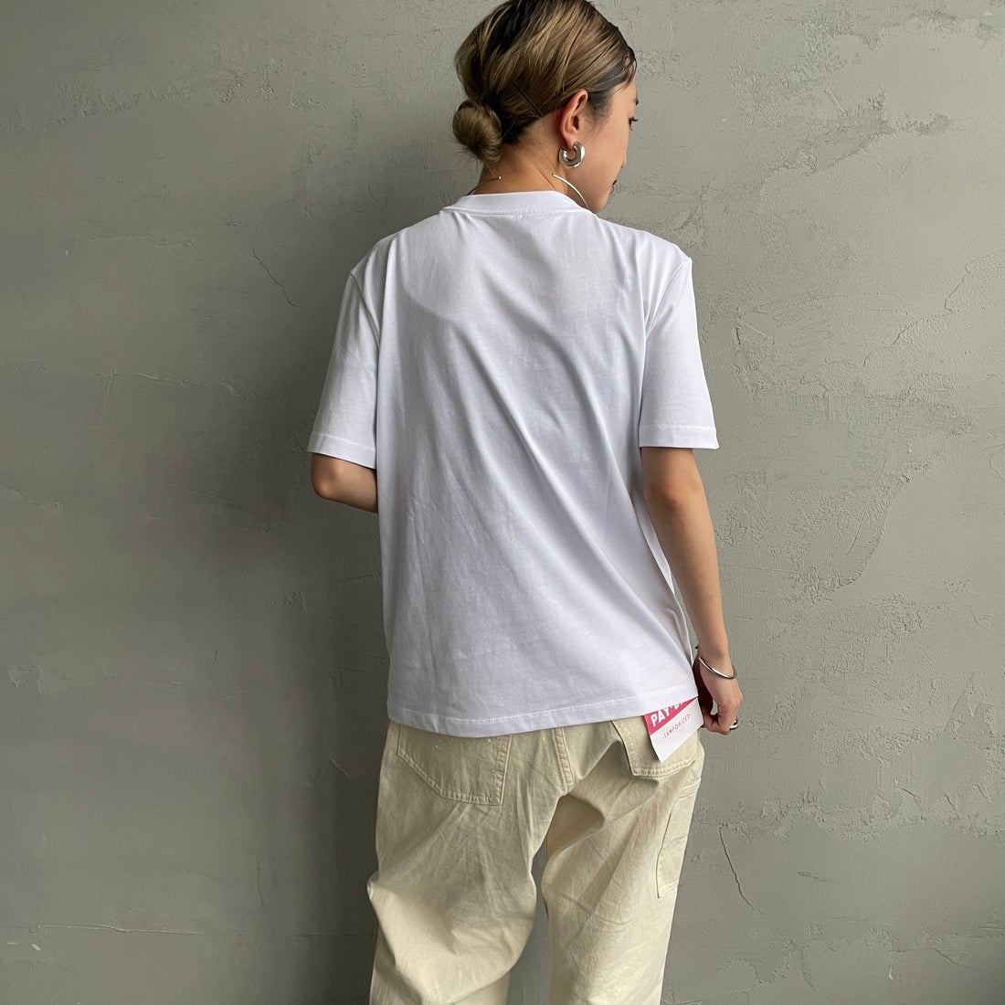 Calvin Klein [カルバンクライン] モノグラムクルーネックショートスリーブTシャツ [47B865G] YAA &&モデル身長：150cm 着用サイズ：XS&&