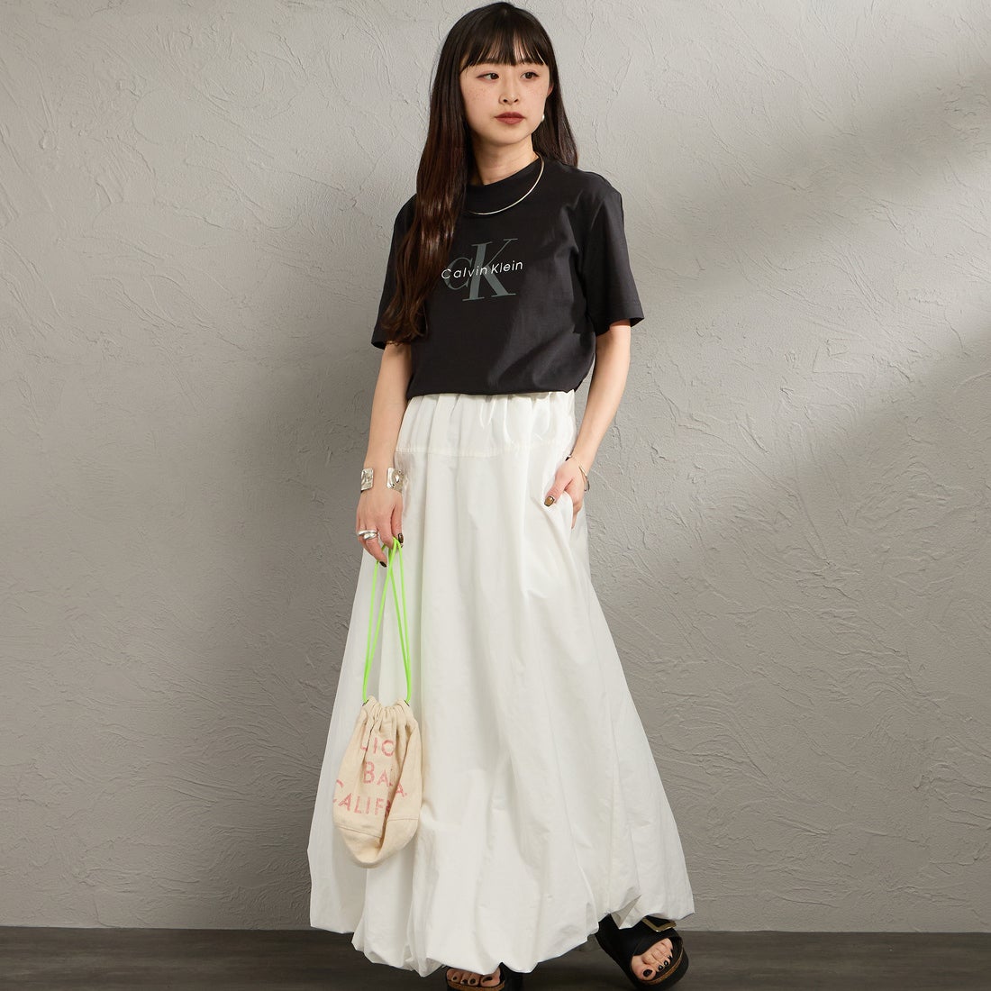 Calvin Klein [カルバンクライン] モノグラムクルーネックショートスリーブTシャツ [47B865G] UB1 &&モデル身長：150cm 着用サイズ：S&&