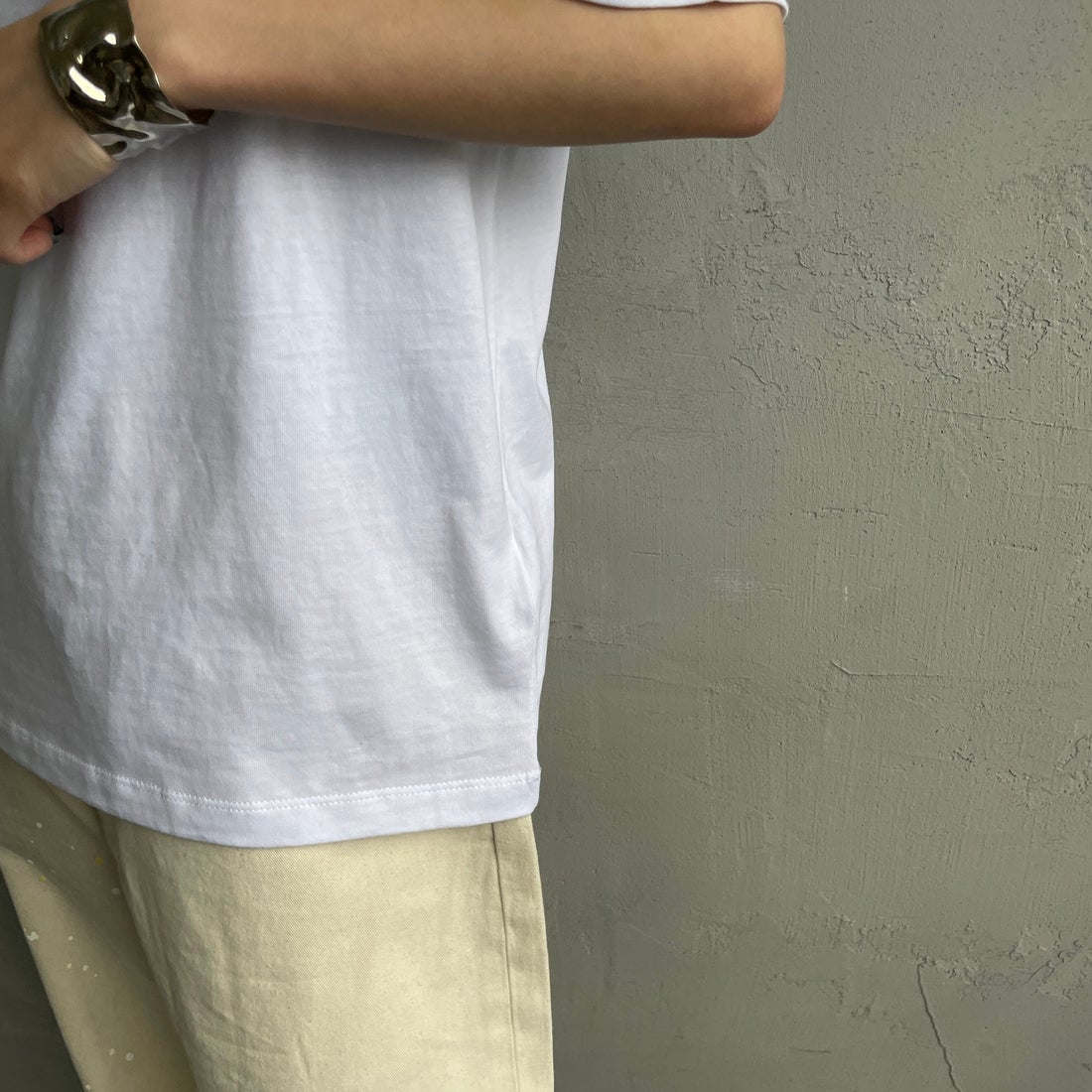 Calvin Klein [カルバンクライン] モノグラムクルーネックショートスリーブTシャツ [47B865G] YAA &&モデル身長：150cm 着用サイズ：XS&&