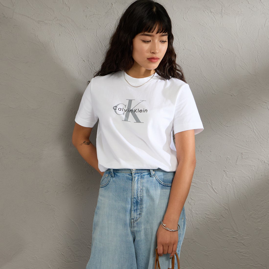 Calvin Klein [カルバンクライン] モノグラムクルーネックショートスリーブTシャツ [47B865G] YAA &&モデル身長：162cm 着用サイズ：S&&