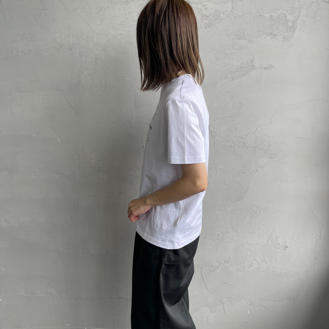 Calvin Klein [カルバンクライン] モノグラムクルーネックショートスリーブTシャツ [47B865G] YAA &&モデル身長：158cm 着用サイズ：XS&&