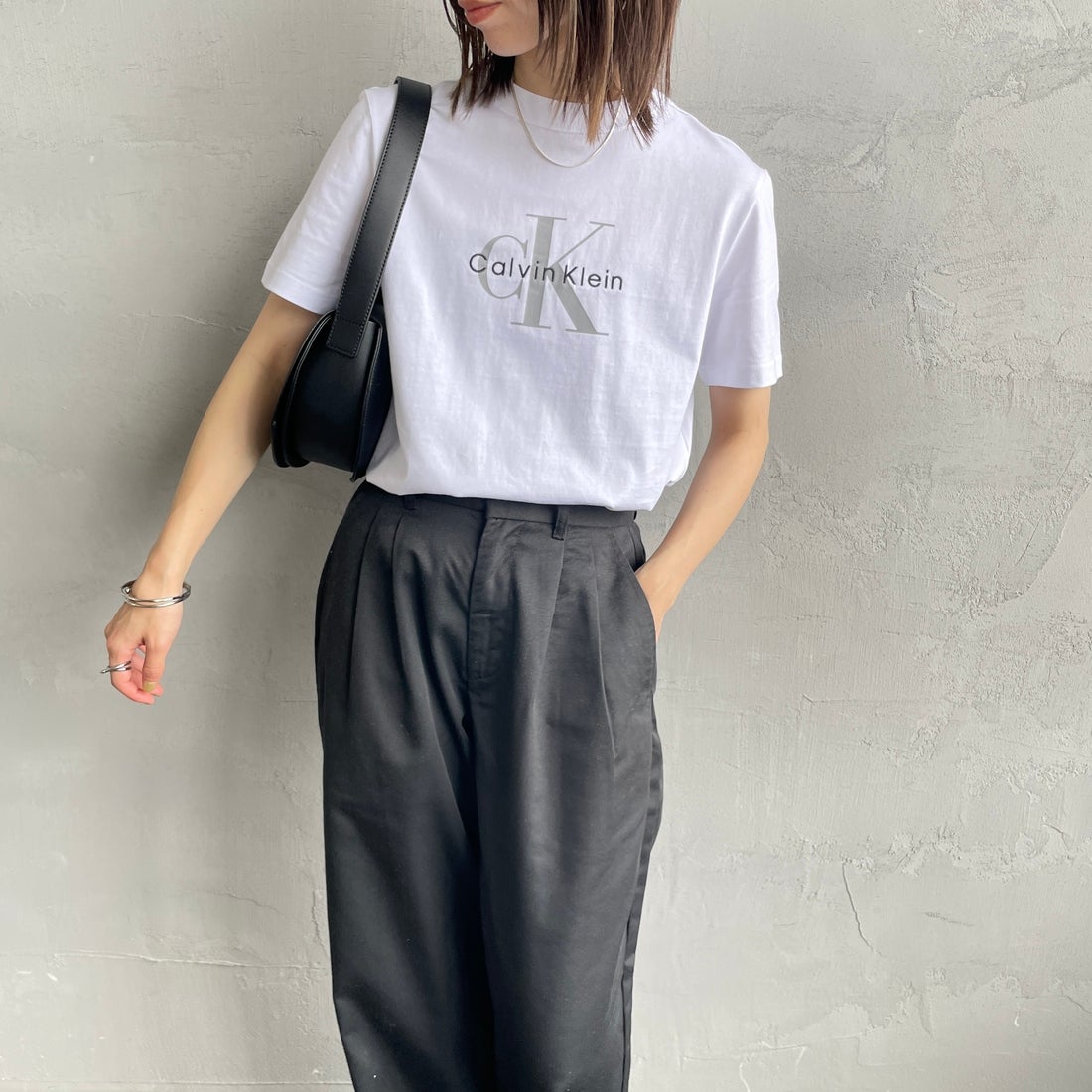 Calvin Klein [カルバンクライン] モノグラムクルーネックショートスリーブTシャツ [47B865G] YAA &&モデル身長：158cm 着用サイズ：XS&&