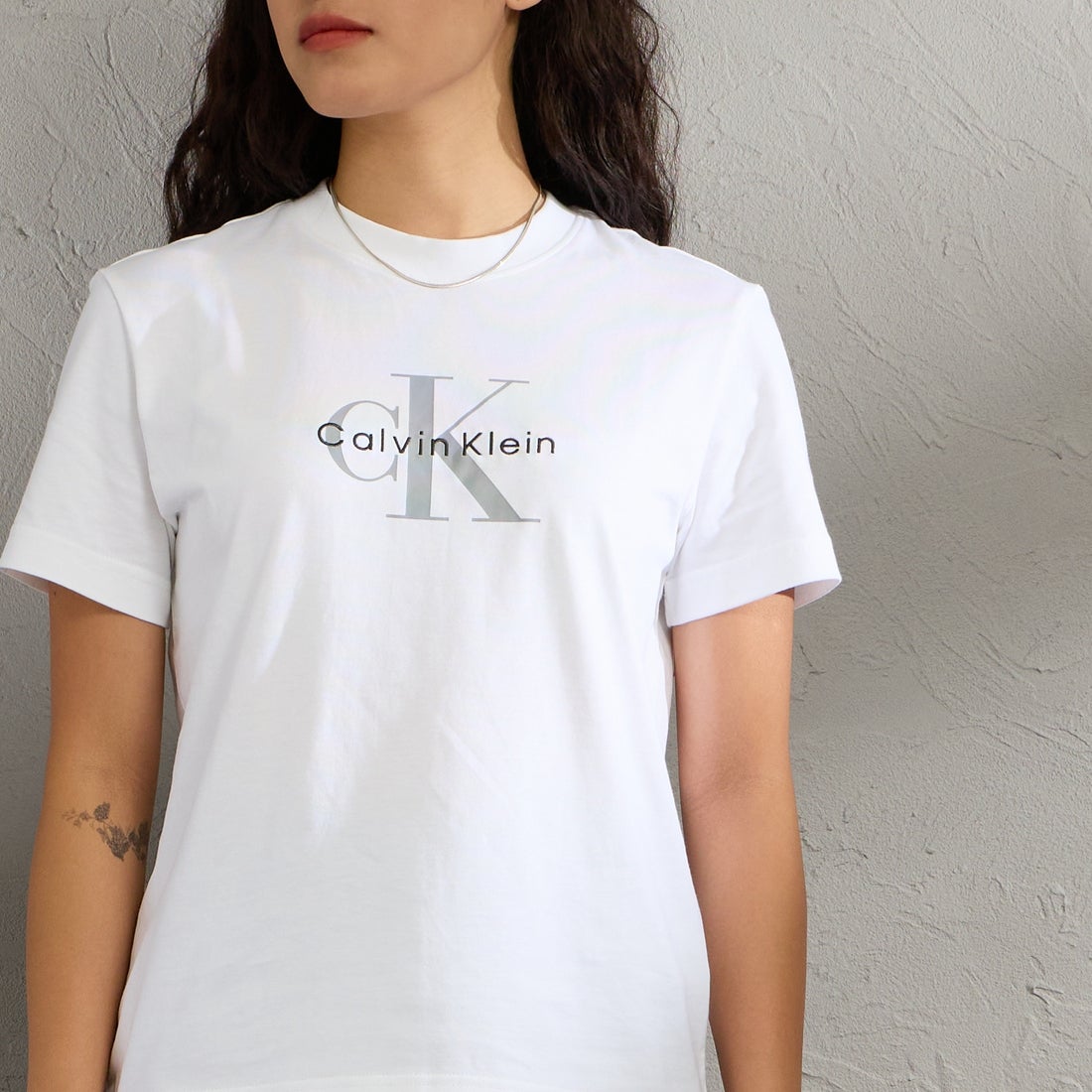 Calvin Klein [カルバンクライン] モノグラムクルーネックショートスリーブTシャツ [47B865G] YAA &&モデル身長：162cm 着用サイズ：S&&