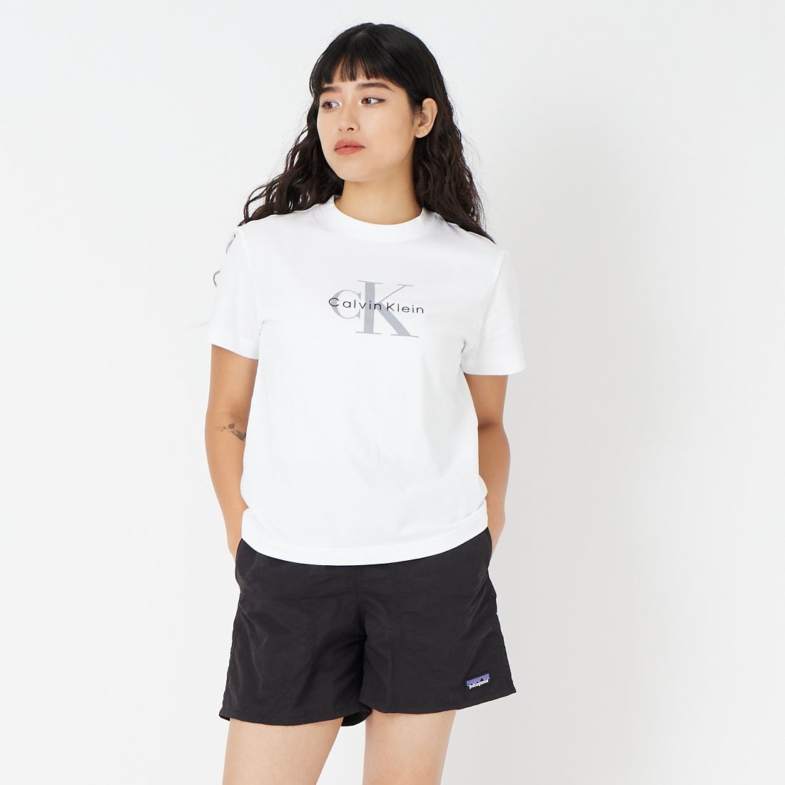 Calvin Klein [カルバンクライン] モノグラムクルーネックショートスリーブTシャツ [47B865G] YAA &&モデル身長：162cm 着用サイズ：S&&