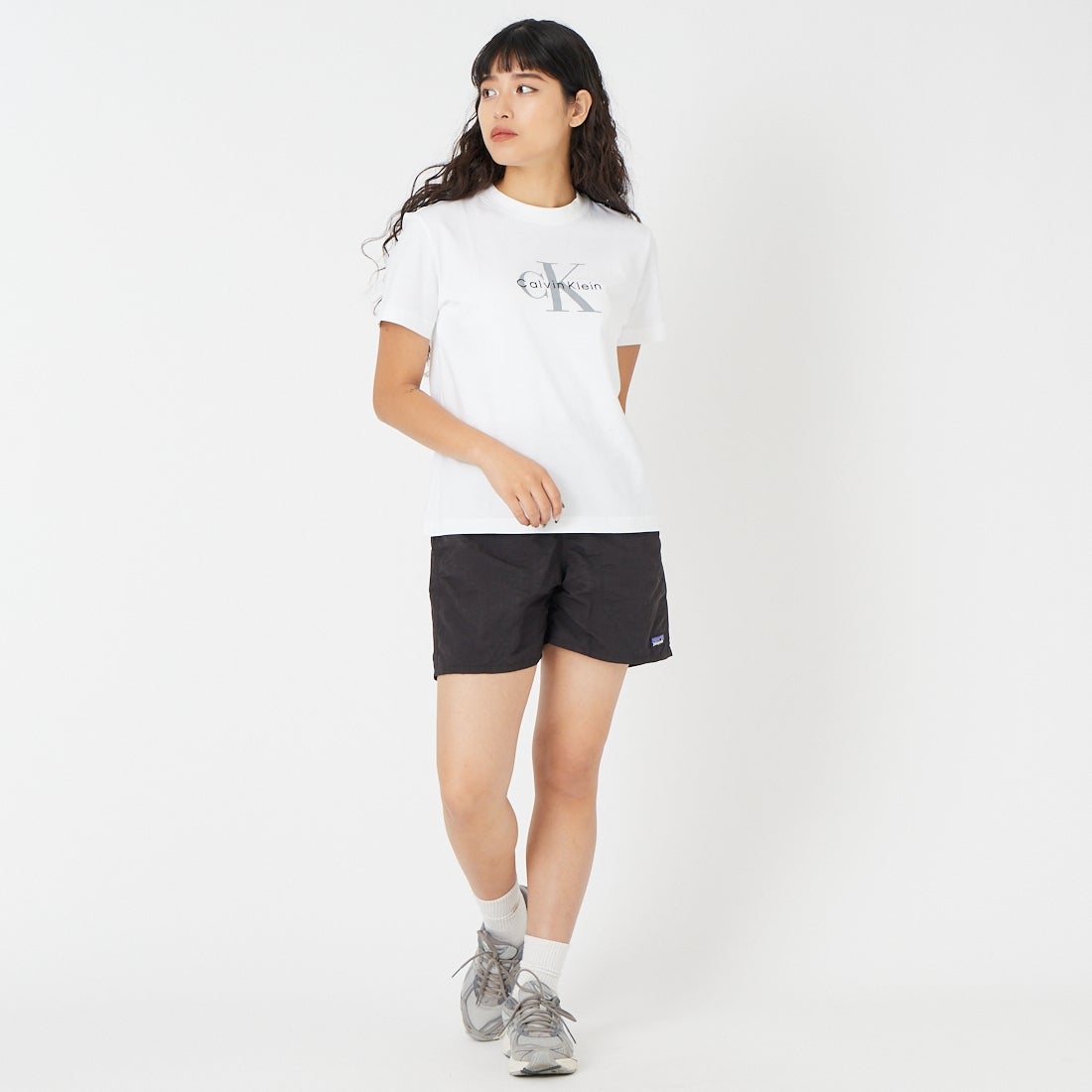 Calvin Klein [カルバンクライン] モノグラムクルーネックショートスリーブTシャツ [47B865G] YAA &&モデル身長：162cm 着用サイズ：S&&