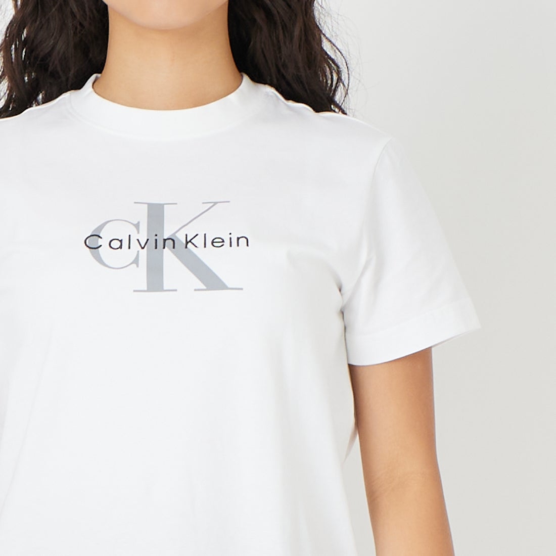 Calvin Klein [カルバンクライン] モノグラムクルーネックショートスリーブTシャツ [47B865G] YAA &&モデル身長：162cm 着用サイズ：S&&