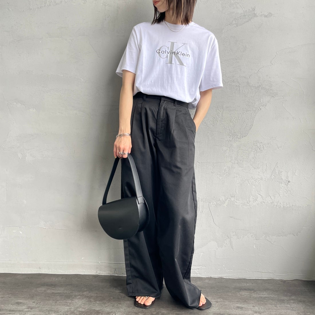 Calvin Klein [カルバンクライン] ショートスリーブモノグラムプリントTシャツ [4RB862G] YAA &&モデル身長：158cm 着用サイズ：XS&&