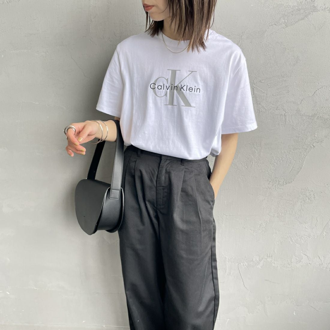 Calvin Klein [カルバンクライン] ショートスリーブモノグラムプリントTシャツ [4RB862G] YAA &&モデル身長：158cm 着用サイズ：XS&&