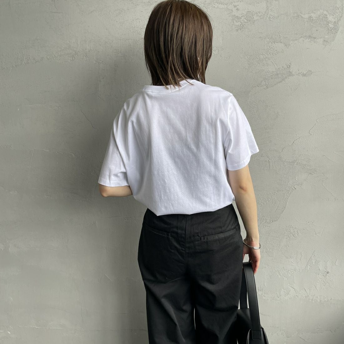 Calvin Klein [カルバンクライン] ショートスリーブモノグラムプリントTシャツ [4RB862G] YAA &&モデル身長：158cm 着用サイズ：XS&&