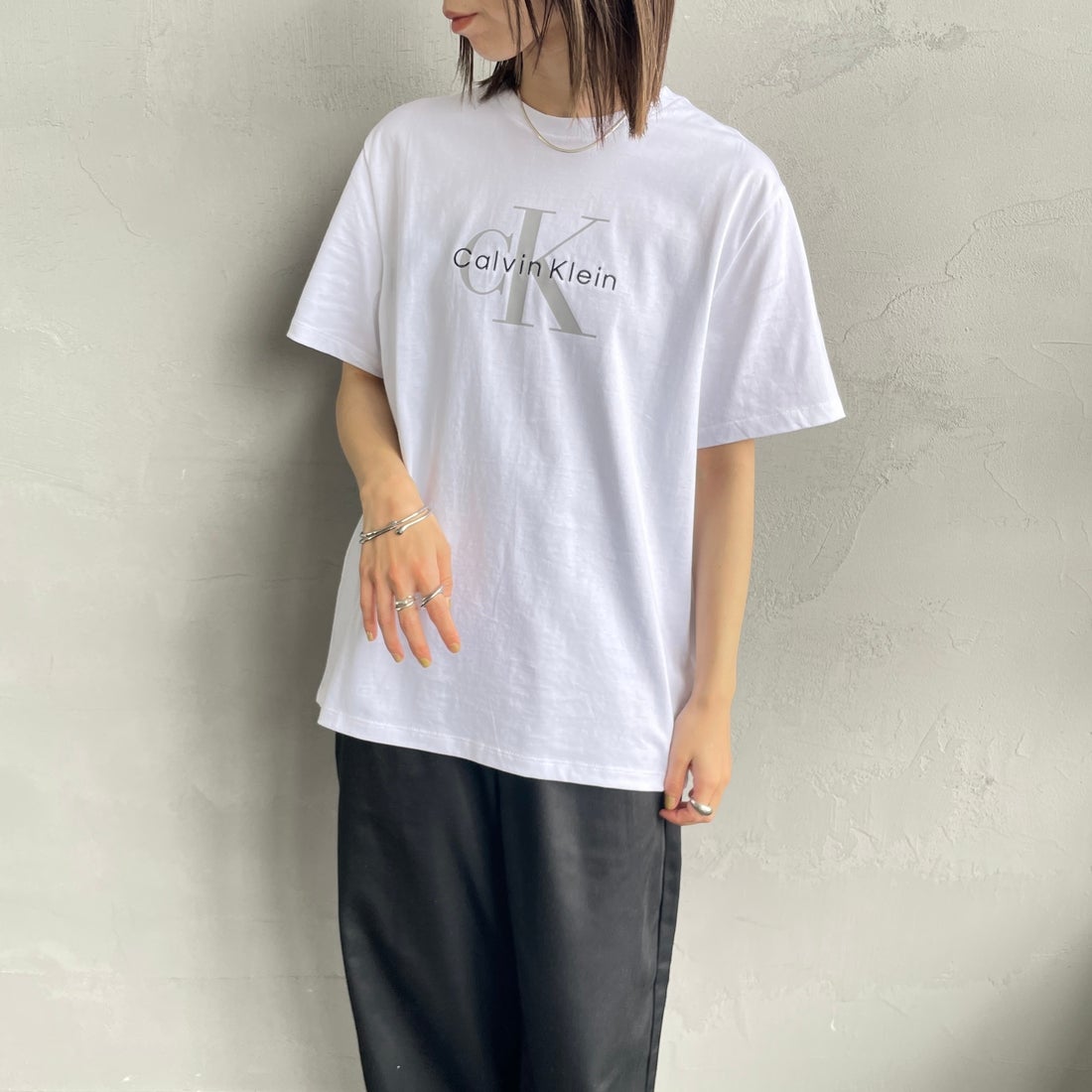 Calvin Klein [カルバンクライン] ショートスリーブモノグラムプリントTシャツ [4RB862G] YAA &&モデル身長：158cm 着用サイズ：XS&&