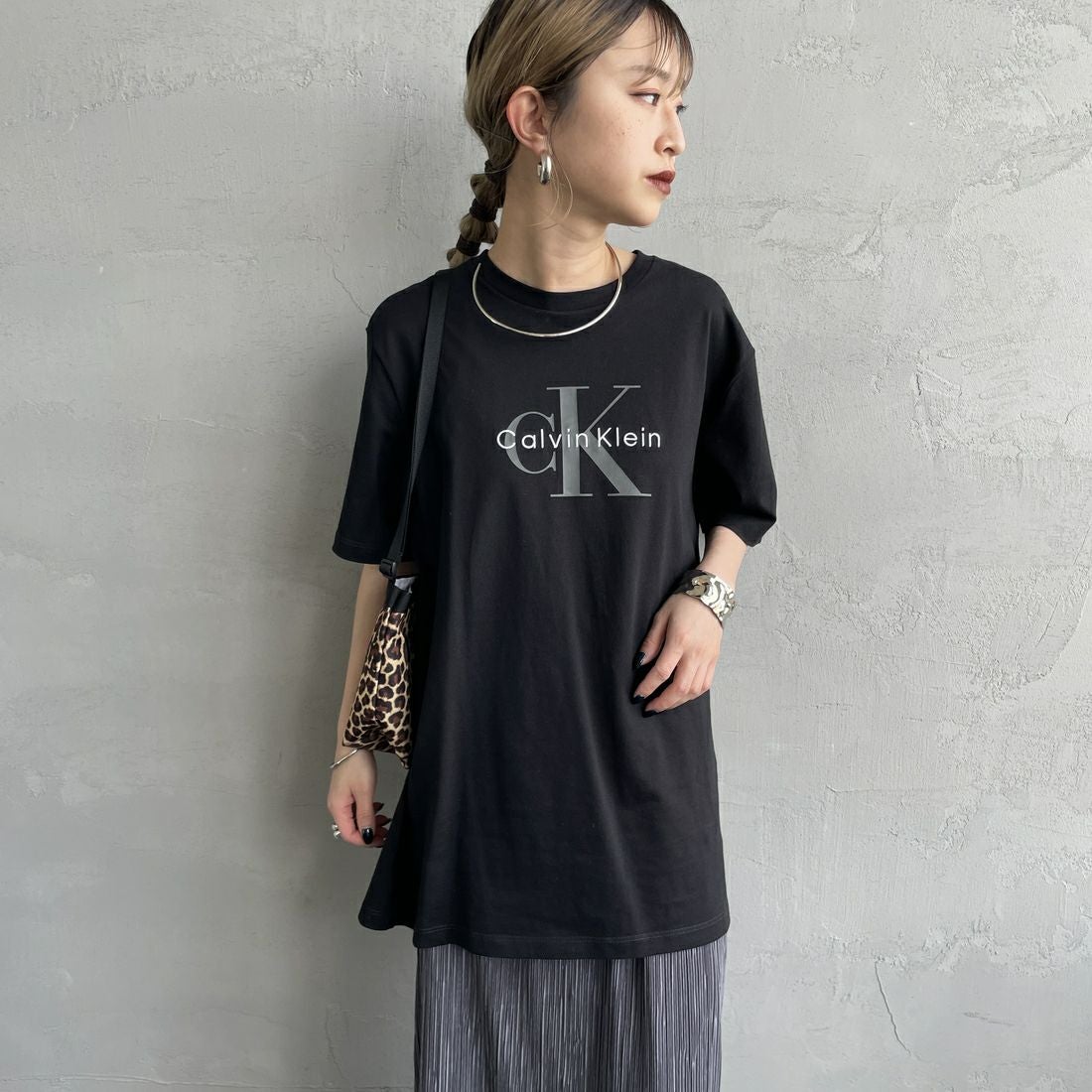 ♡らむ♡AP STUDIO CKモノグラムTシャツ Tシャツ - ショートスリーブモノグラムプリントTシャツ | カルバン