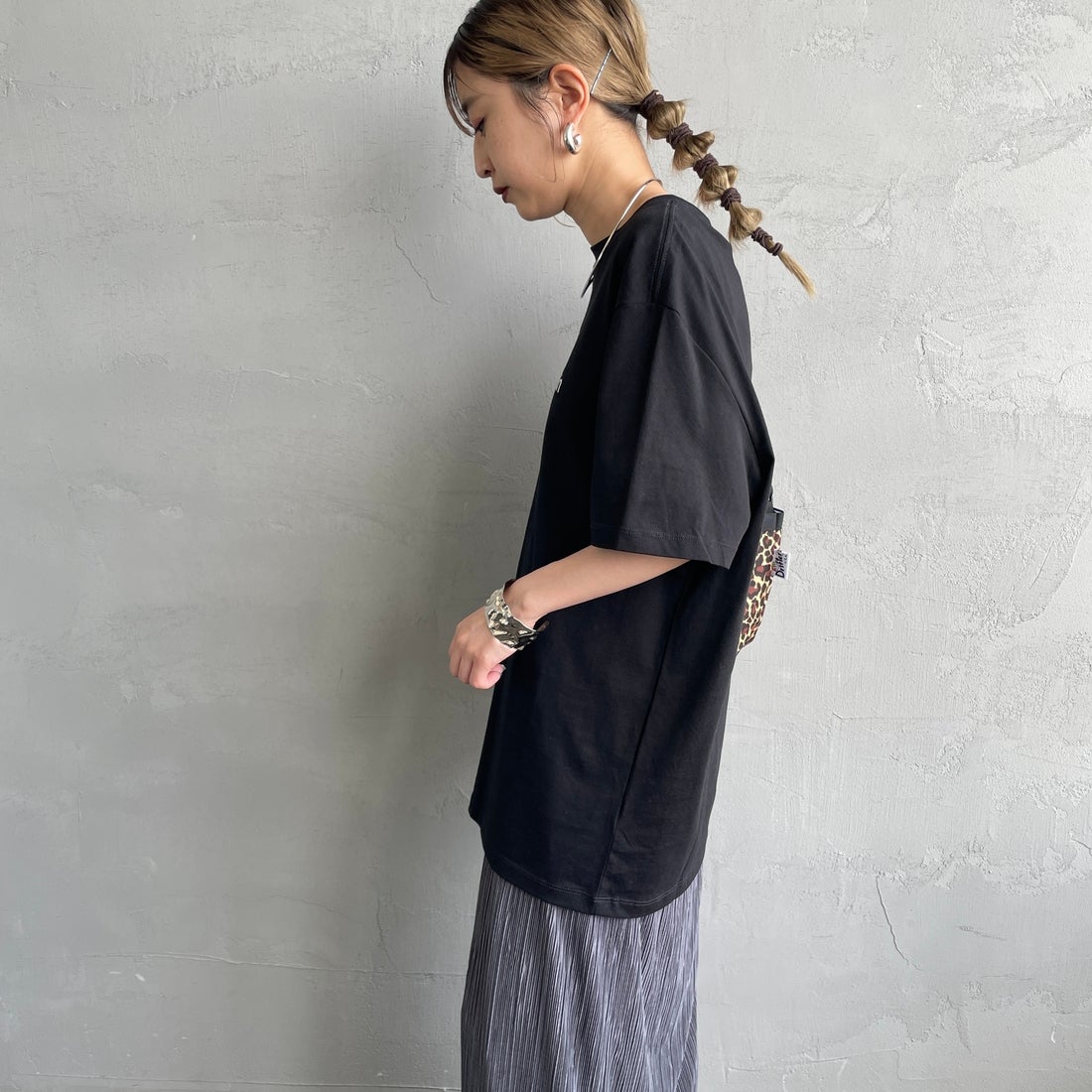 Calvin Klein [カルバンクライン] ショートスリーブモノグラムプリントTシャツ [4RB862G] UB1 &&モデル身長：150cm 着用サイズ：XS&&