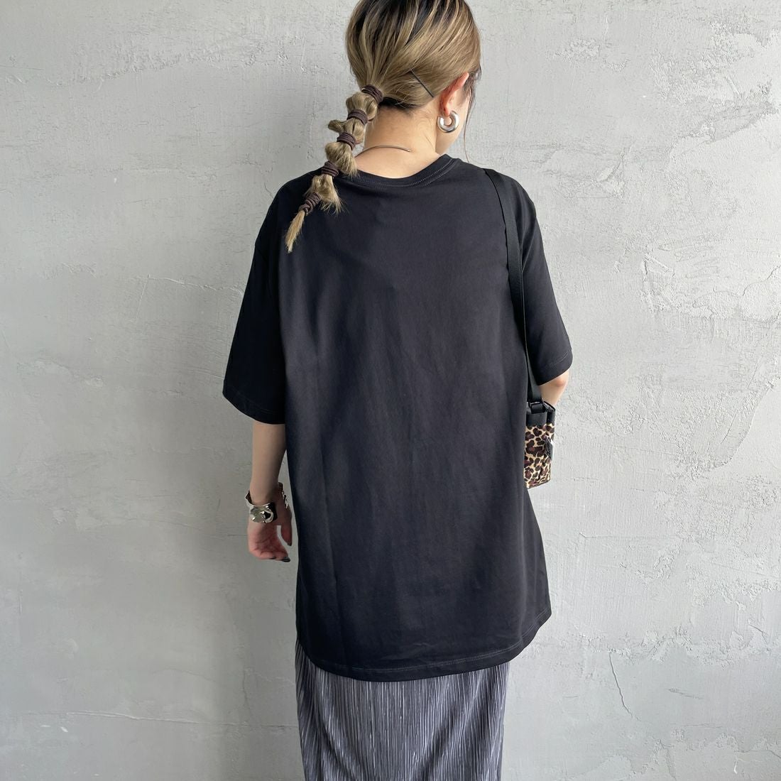 Calvin Klein [カルバンクライン] ショートスリーブモノグラムプリントTシャツ [4RB862G] UB1 &&モデル身長：150cm 着用サイズ：XS&&