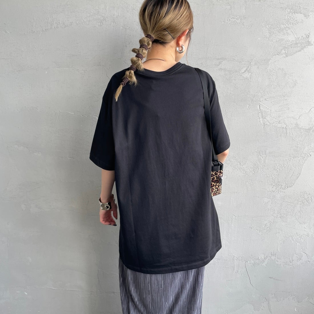 Calvin Klein [カルバンクライン] ショートスリーブモノグラムプリントTシャツ [4RB862G] UB1 &&モデル身長：150cm 着用サイズ：XS&&