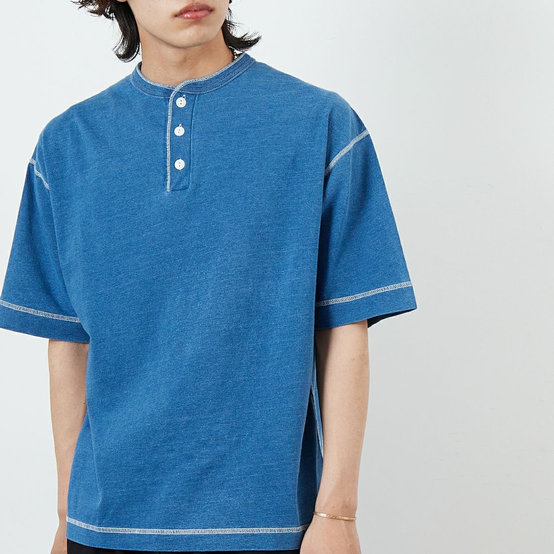 Health knit [ヘルスニット] ヘンリーネック 半袖Tシャツ(Indigo) [HR25S-M104-2] BLUE &&モデル身長：179cm 着用サイズ：L&&