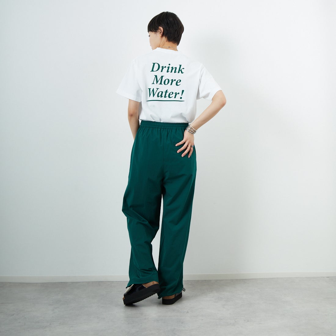 Sporty&Rich [スポーティアンドリッチ] Drink More Water Tシャツ [TO043606300] WHITE &&モデル身長：160cm 着用サイズ：S&&