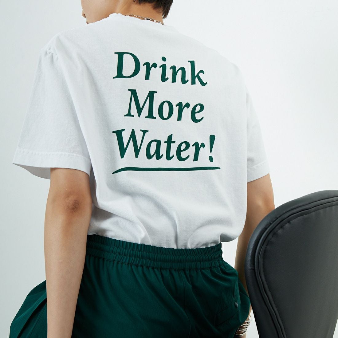 Sporty&Rich [スポーティアンドリッチ] Drink More Water Tシャツ [TO043606300] WHITE &&モデル身長：160cm 着用サイズ：S&&