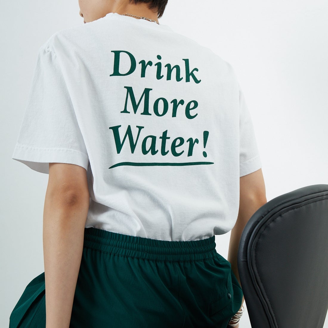 Sporty&Rich [スポーティアンドリッチ] Drink More Water Tシャツ [TO043606300] WHITE &&モデル身長：160cm 着用サイズ：S&&