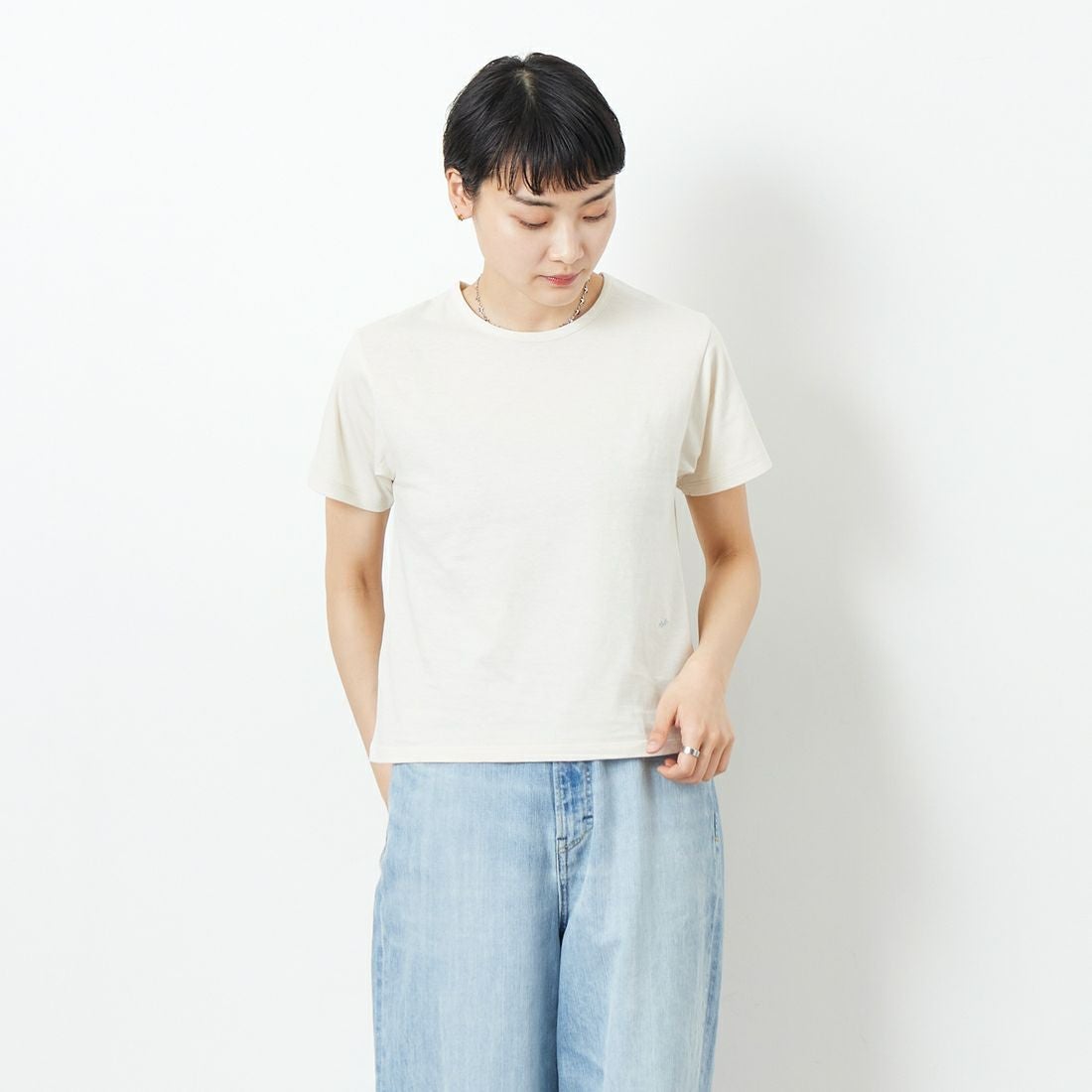 me. [ミードット] EMBRODERY ベーシックTシャツ [ME-24402] 209 ECRU &&モデル身長：160cm 着用サイズ：F&&