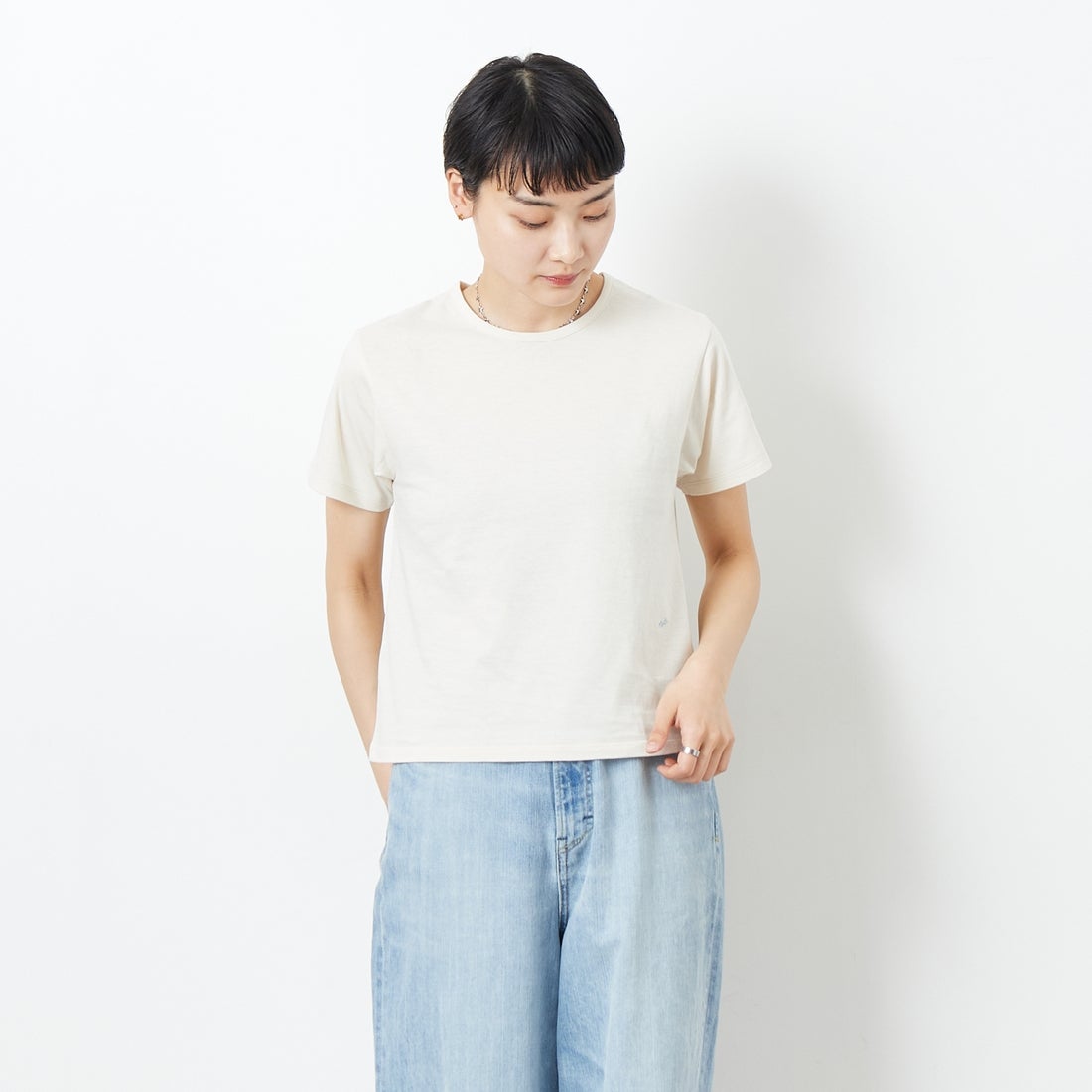 me. [ミードット] EMBRODERY ベーシックTシャツ [ME-24402] 209 ECRU &&モデル身長：160cm 着用サイズ：F&&